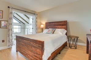 4 bedrooms, desk, iron/ironing board, Internet - Newly Remodeled Lakefront Granbury Escape w/ Dock! (Granbury)