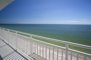 Een balkon met uitzicht op de oceaan.