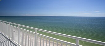 ¡Imágenes perfectas desde cualquier ventana!  Unidad de esquina en Sunset Beach en Treasure Island.