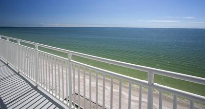 Imaginez des vues parfaites depuis toutes les fenĂȘtres! UnitĂ© de coin sur Sunset Beach Ă Treasure Island.