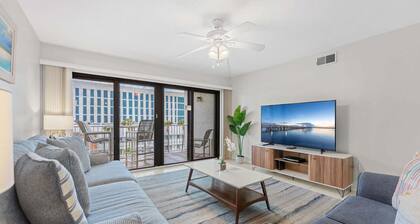 Gorgeous Cocoa Beach Condo W/ Balcony Views & Pool Access! 🌴