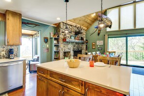 Réfrigérateur, micro-ondes, plaque de cuisson, lave-vaisselle