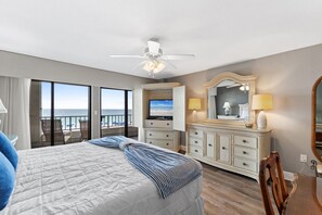 2 bedrooms, memory-foam beds, iron/ironing board, free WiFi - SD 402: Seashell Haven - The Best Part of the Day? Sunsets and Serenity! (Fort Walton Beach)