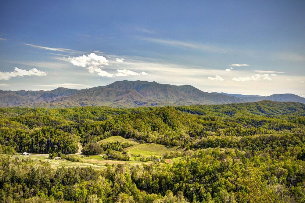 LUXURY CABIN WITH BREATHTAKING VIEWSGREAT RESORT\/LOCATION & 1300 IN FREE COUPONS