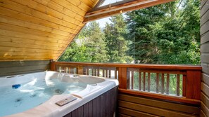 Outdoor spa tub - SKI IN/OUT | Renovated 2025 | Private Hot Tub | Garage | Managed By Aloha Whistler (Whistler)