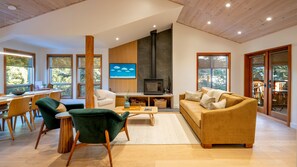 TV, fireplace, books - SKI IN/OUT | Renovated 2025 | Private Hot Tub | Garage | Managed By Aloha Whistler (Whistler)