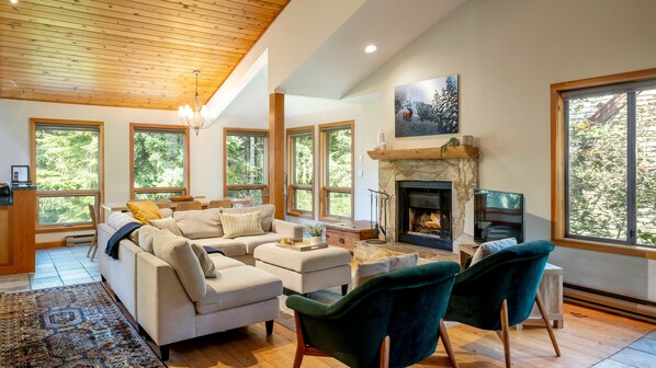 TV, fireplace, books - SKI IN/OUT | Renovated 2025 | Private Hot Tub | Garage | Managed By Aloha Whistler (Whistler)