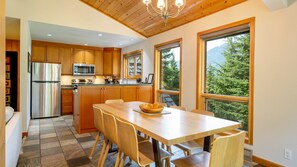 Dining - SKI IN/OUT | Renovated 2025 | Private Hot Tub | Garage | Managed By Aloha Whistler (Whistler)