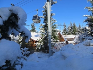 Property grounds - SKI IN/OUT | Renovated 2025 | Private Hot Tub | Garage | Managed By Aloha Whistler (Whistler)