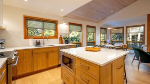 Fridge, microwave, oven, stovetop - SKI IN/OUT | Renovated 2025 | Private Hot Tub | Garage | Managed By Aloha Whistler (Whistler)