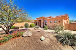 Exterior - Expansive Vacation Home for your next AZ Vacation! Back yard PARADISE... (Phoenix)