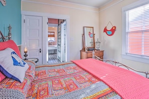 3 bedrooms, Internet, bed sheets - Walk to Pleasure Pier! 'Rose's Beach House' (Galveston)