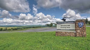 Un panneau indiquant la zone d’observation de Winslow Hill, gérée par la Commission des jeux de la Pennsylvanie, avec un paysage pittoresque en arrière-plan.