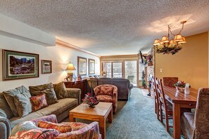 Een televisie en een open haard