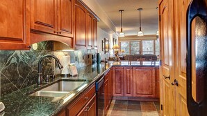 A kitchen with wooden cabinets, a granite countertop, and a large island. - Fantastic Breckenridge Amenities! Perfect Condo for Hiking/Biking/Ski Access! Mo (Breckenridge)