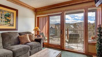 Televisión y chimenea