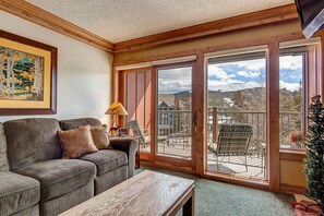 Televisión y chimenea