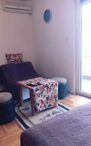 1 dormitorio, tabla de planchar con plancha, wifi y ropa de cama