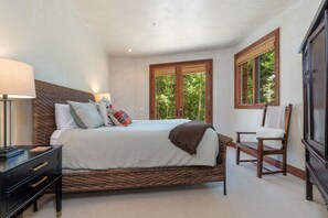 4 bedrooms, iron/ironing board, free WiFi, bed sheets