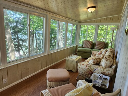 Cozy waterfront cottage on Long Lake. Near TC. Rowboat, grill, A/C.
