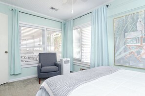 4 bedrooms, iron/ironing board, WiFi, bed sheets