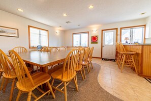 Dining - Fun 'N Sun - Nags Head MP 16, 250 Ft to Beach Access, Pool, Pets OK, YR Flex Stays (Nags Head)