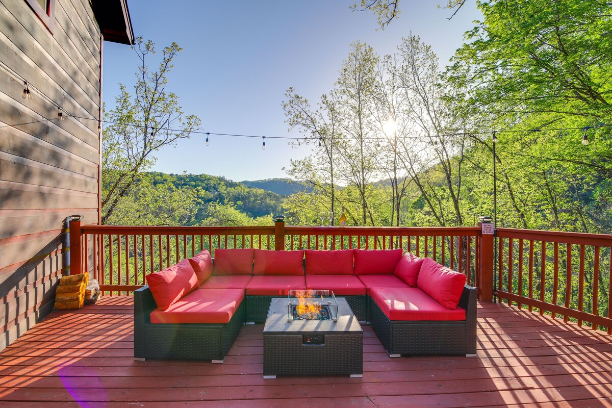 Saltwater Pool & Mtn-View Deck: Pigeon Forge Cabin