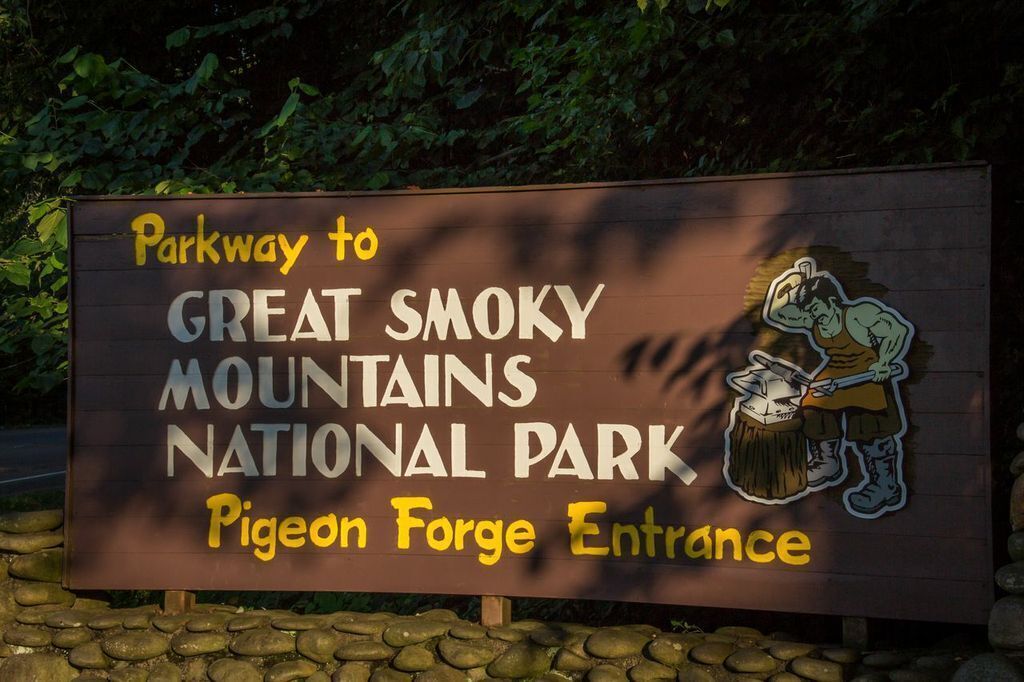 Schild für den Great Smoky Mountains Nationalpark, das Hinweisschild für den Eingang nach Pigeon Forge.