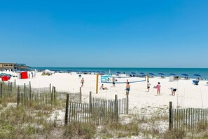 On the beach, windsurfing, kayaking, motor boating - San Carlos 402 ~ Pool, Sauna, Fitness + $400 in FREE Activities Daily ~ Zoo/Parasailing/Golf + More (Gulf Shores)