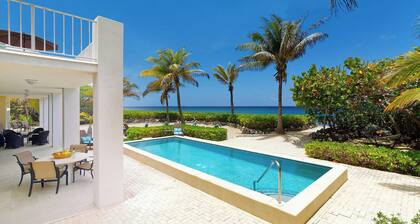 Villa Caymanas: Villa inspirada en el Caribe con una playa prístina y vistas panorámicas desde el balcón
