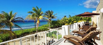 Villa Caymanas: Inspiroitu Caribbean Villa, jossa on koskematon ranta ja panoraamanäkymät parvekkeelle