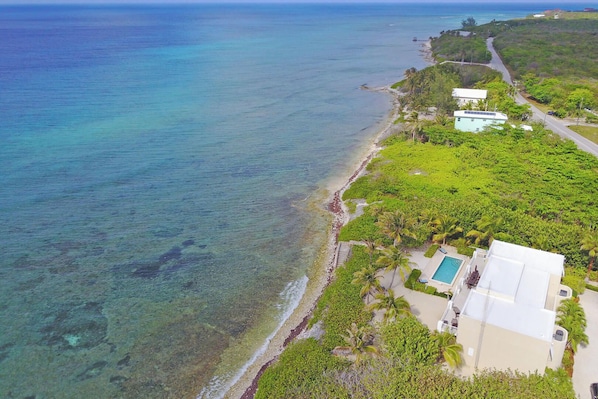 على الشاطئ، كراسي للتشمس، مناشف للشاطئ