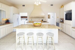 Frigorífic, microones, forn i placa de cuina 