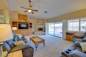 Een televisie en een open haard