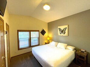 4 bedrooms, iron/ironing board, free WiFi, bed sheets