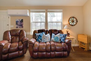TV, books - Tranquil Plantersville Cabin: Farm Animals On-Site (Plantersville)