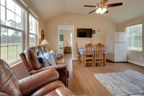 TV, books - Tranquil Plantersville Cabin: Farm Animals On-Site (Plantersville)