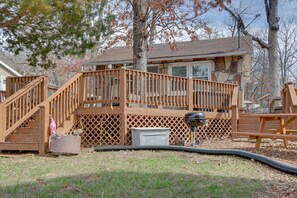 Exterior - Cozy Camdenton Cottage w/ Deck + Boat Dock Access! (Camdenton)