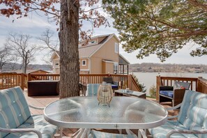 Outdoor dining - Cozy Camdenton Cottage w/ Deck + Boat Dock Access! (Camdenton)