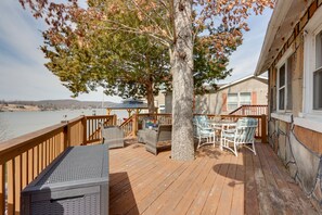 Outdoor dining - Cozy Camdenton Cottage w/ Deck + Boat Dock Access! (Camdenton)