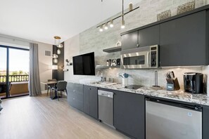 Een koelkast, een microgolfoven, een vaatwasser