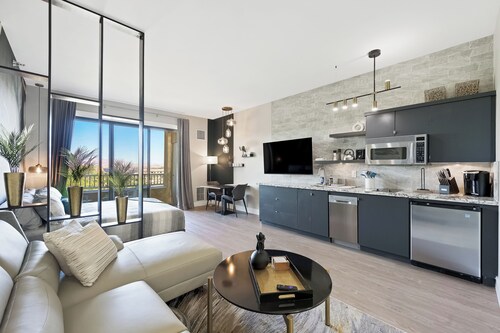 Exquisite Lakeside Studio Condo - Newly Remodeled & Luxurious!