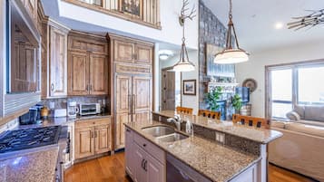 Frigorífic, microones, forn i placa de cuina