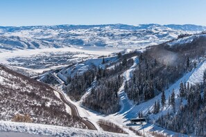 Unclassified image, 3 of 50, button - Deer Valley East Home – 2 Mins to Skiing, Free Ski Shuttle, Hot Tub, 4 King Suites +Free Ski Rentals (Heber City)