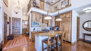 Frigorífic, microones, forn i placa de cuina