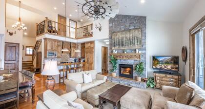 Deer Valley East Home – 2 Mins to Skiing, Free Ski Shuttle, Hot Tub, 4 King Suites +Free Ski Rentals