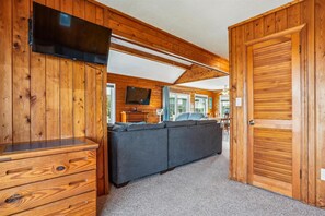 Fernseher, DVD-Player, Stereoanlage