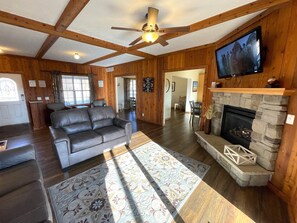 Een smart-tv en een open haard