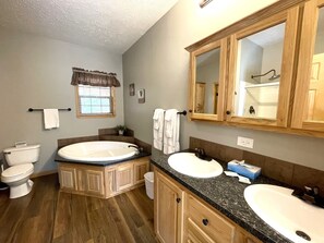 Combined shower/tub, towels