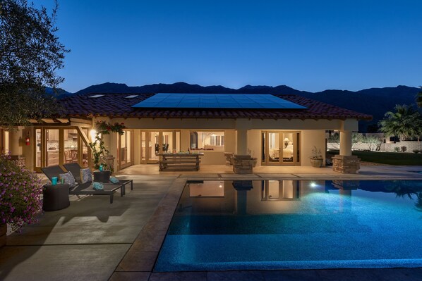 A heated pool - Blue Waters at Andreas Hills - Luxury Pool Escape (Palm Springs)